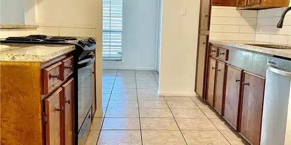 Image 3: KITCHEN