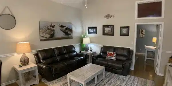 Image 3: Reclining leather couches, and expanding coffee ta