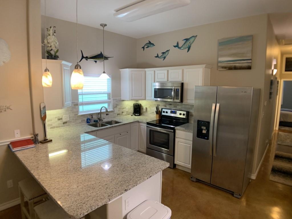 Image 4: Granite counters and stainless appliances!