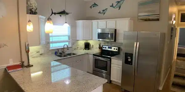 Image 4: Granite counters and stainless appliances!