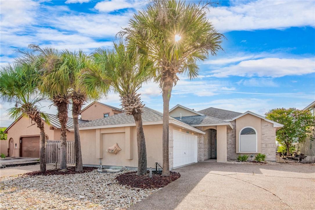 Image 3: Side garage allows the curb appeal to shine!