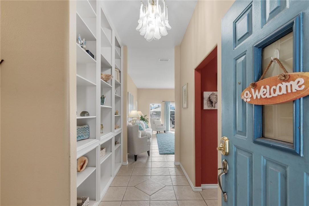 Image 4: Inviting front entrance where the eye is immediate