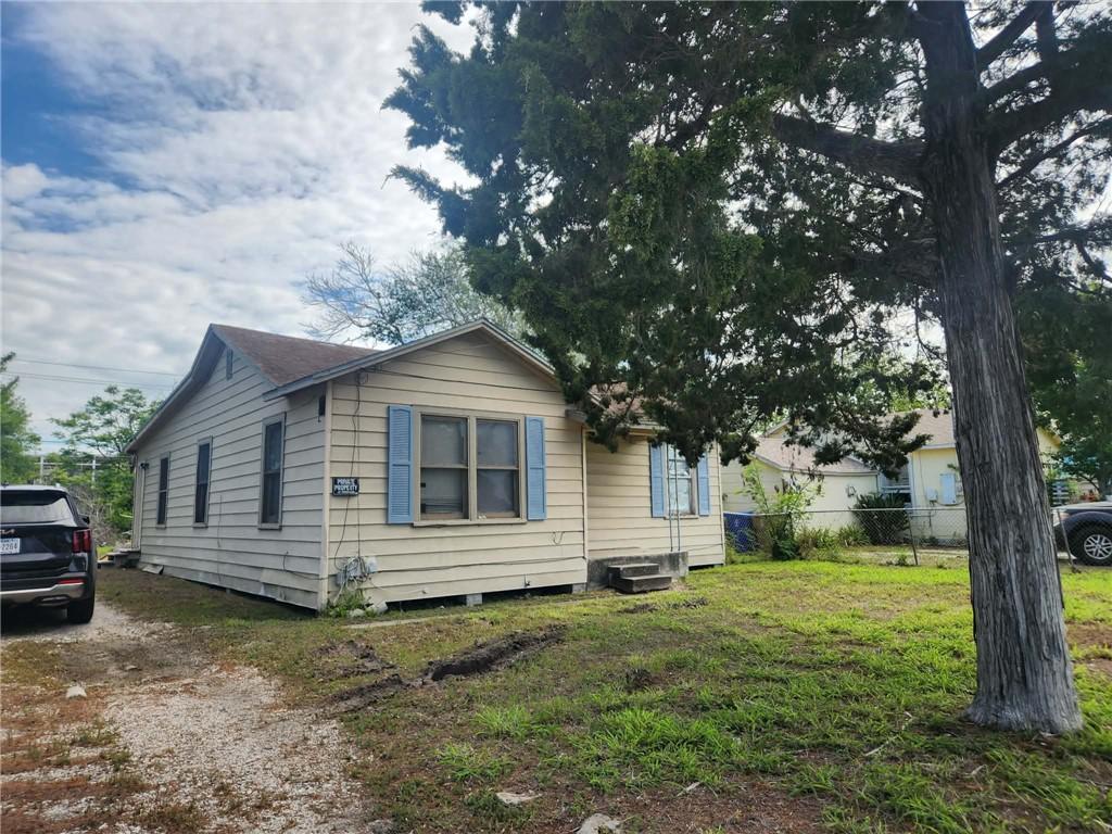 Image 2: Great location and lots of potential for this prop