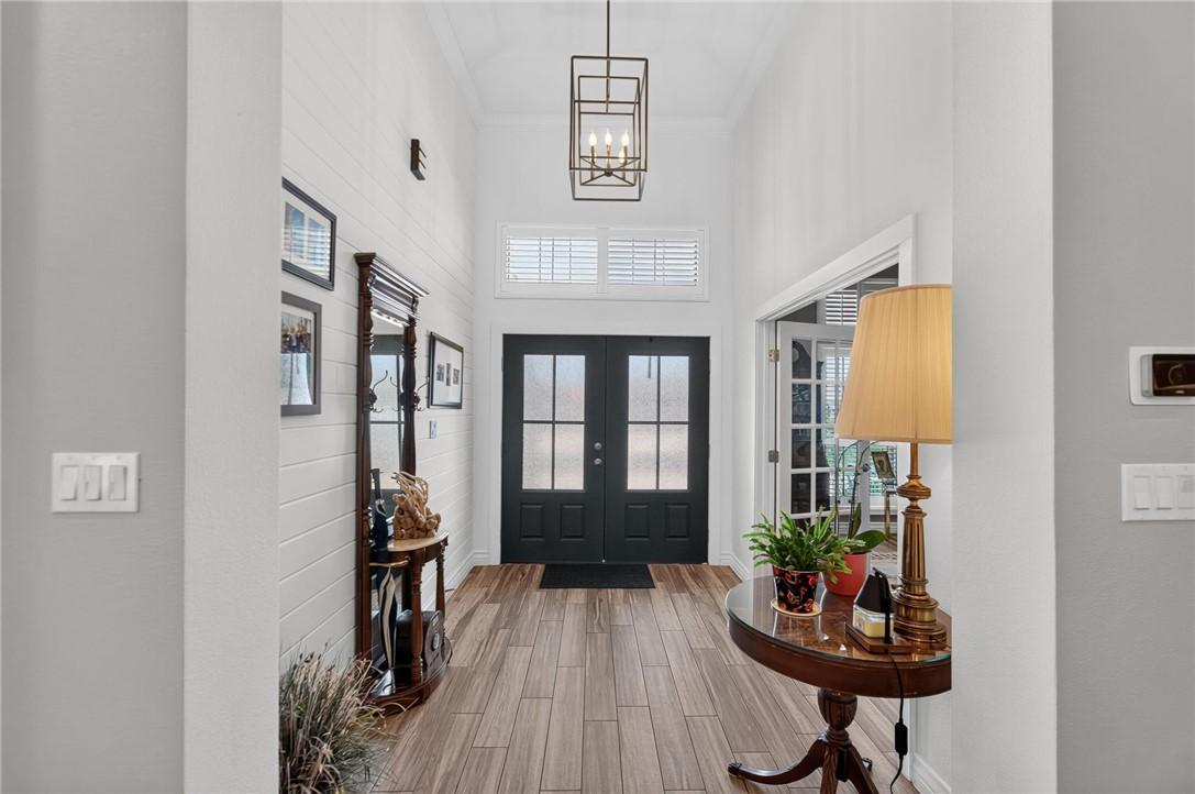 Image 3: Wide entry