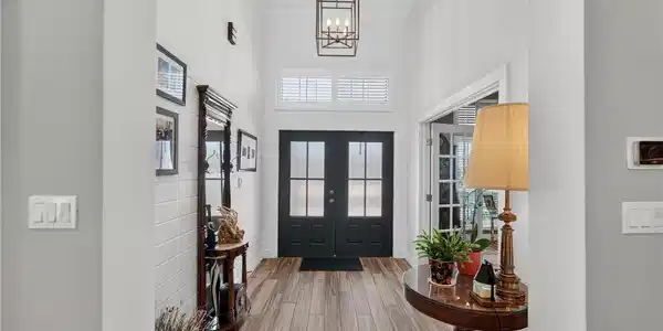Image 3: Wide entry