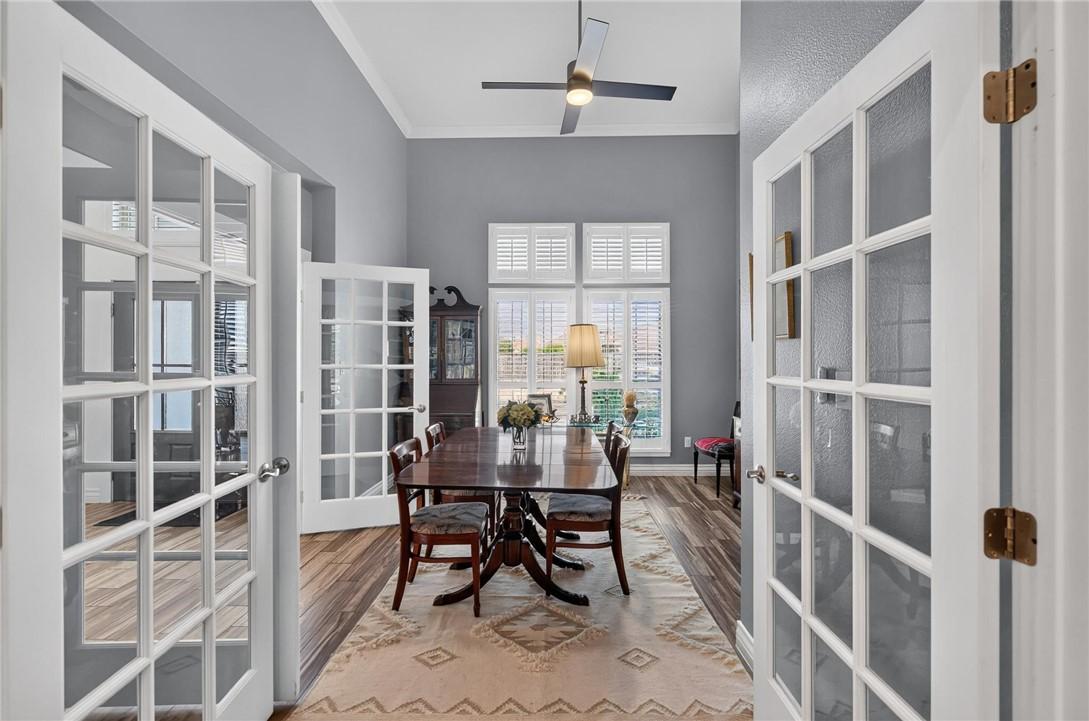 Image 4: Formal dining