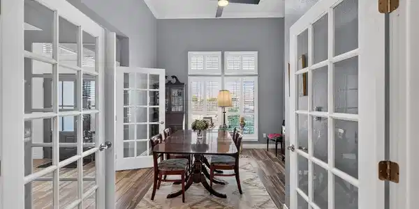 Image 4: Formal dining