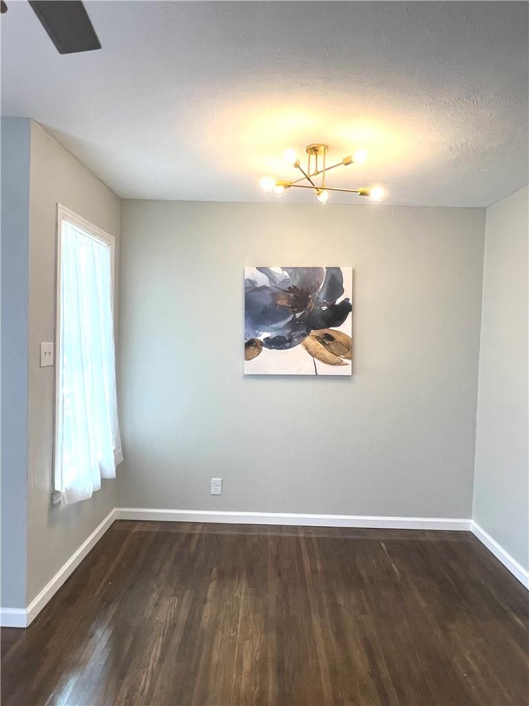 Image 3: Dining area