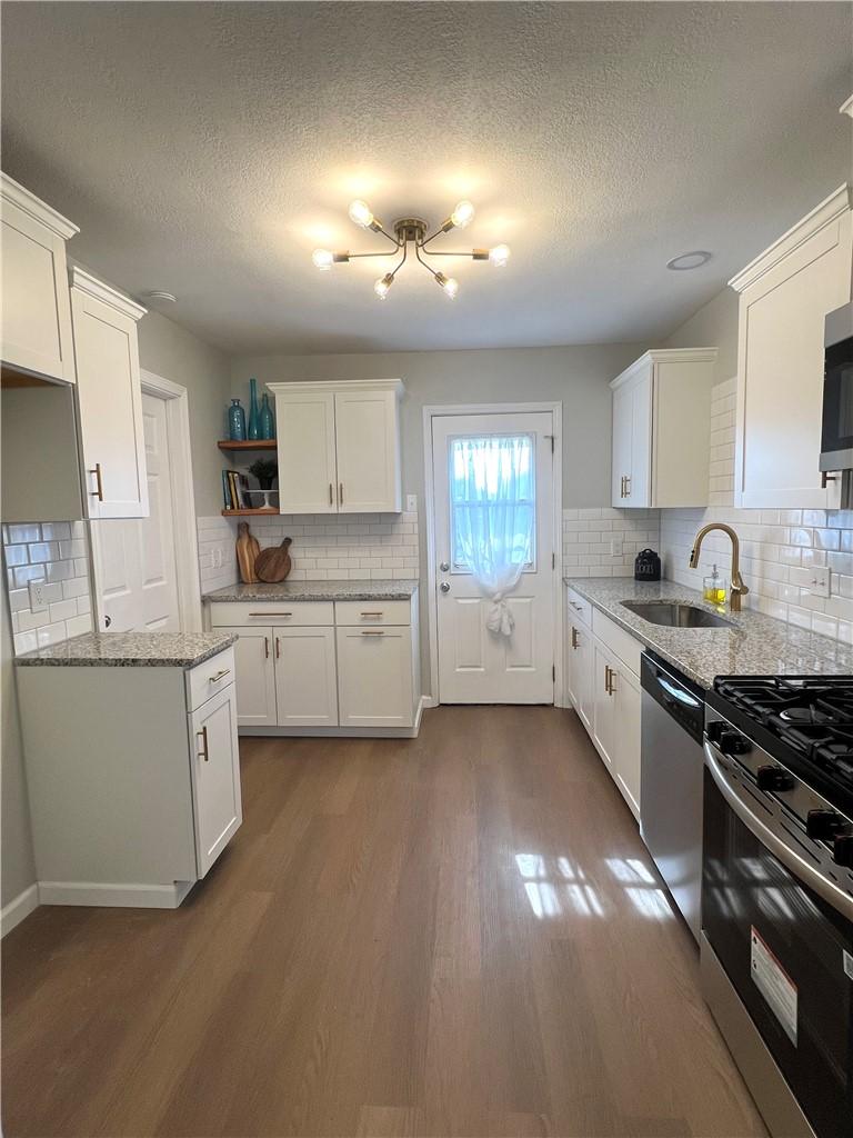 Image 4: Kitchen