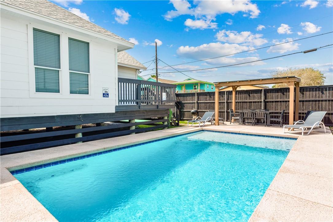 Image 2: In ground pool perfect for after the beach!