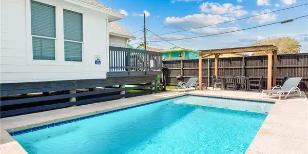 Image 2: In ground pool perfect for after the beach!