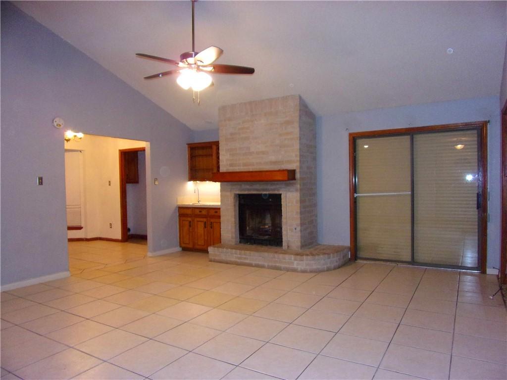 Image 4: Living Room