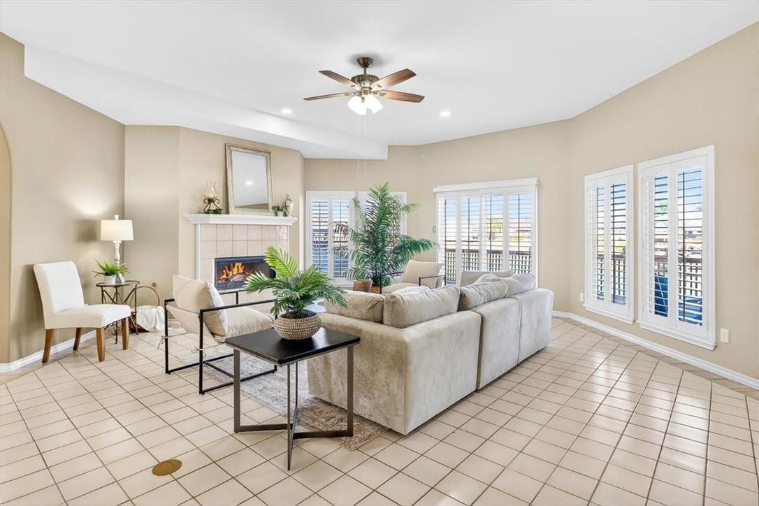 Image 4: Large airy living room with lots of natural light,