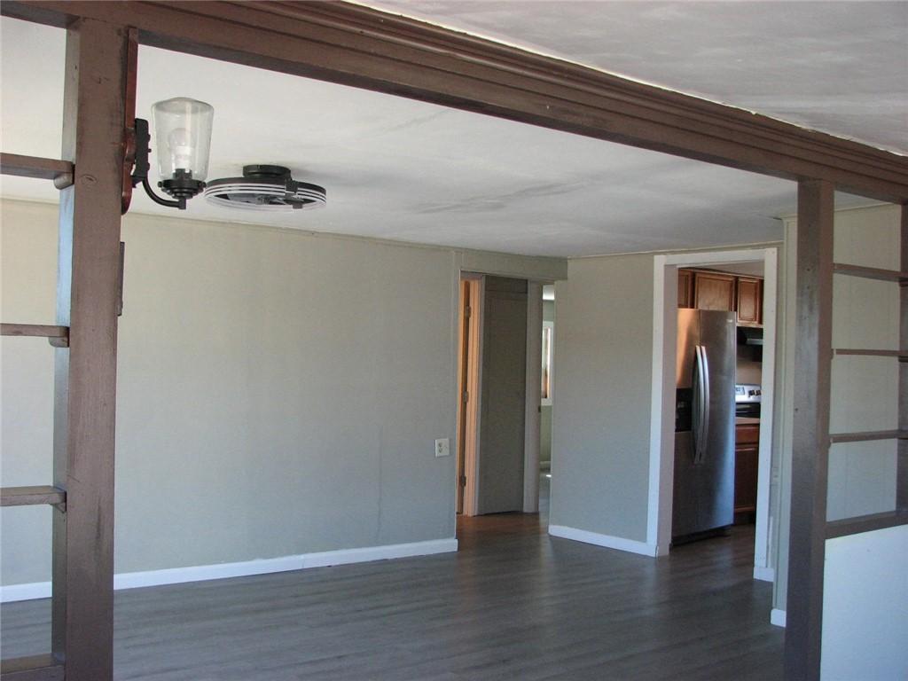 Image 3: Living Room