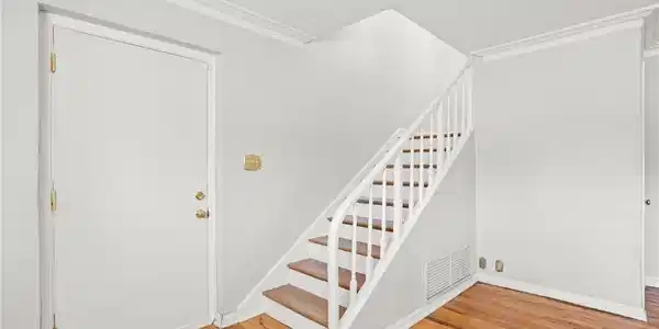 Image 3: Entry way