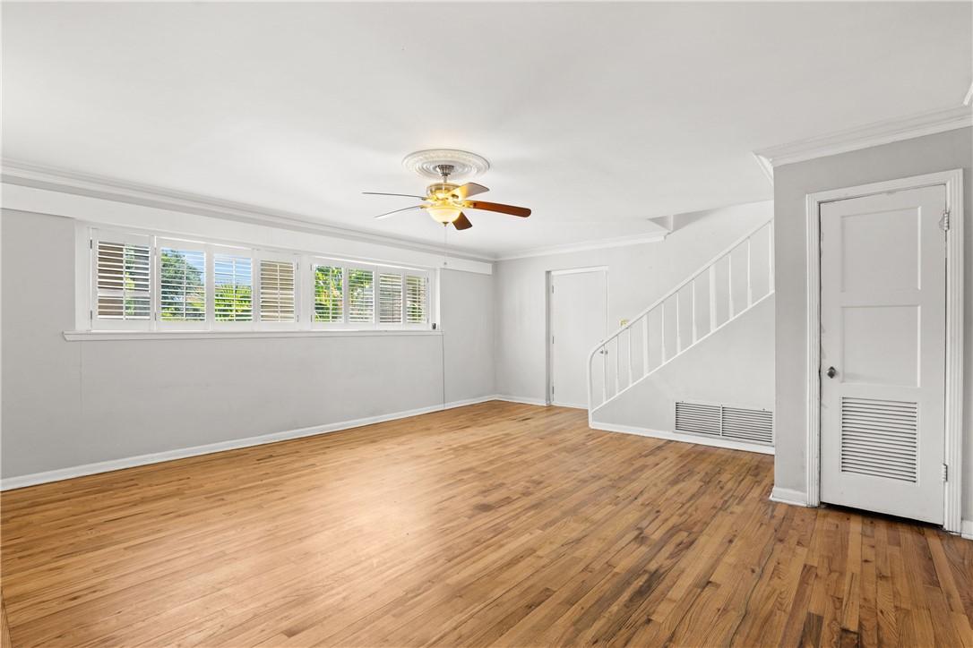 Image 4: Living area
