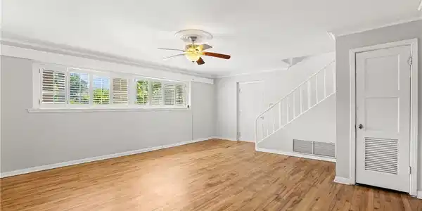 Image 4: Living area