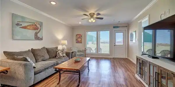 Image 4: Living Room