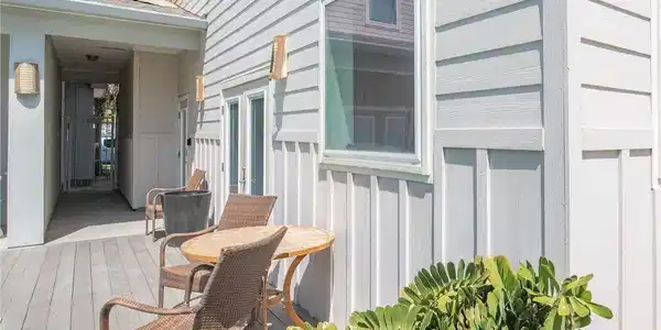 Image 4: Entrance to unit