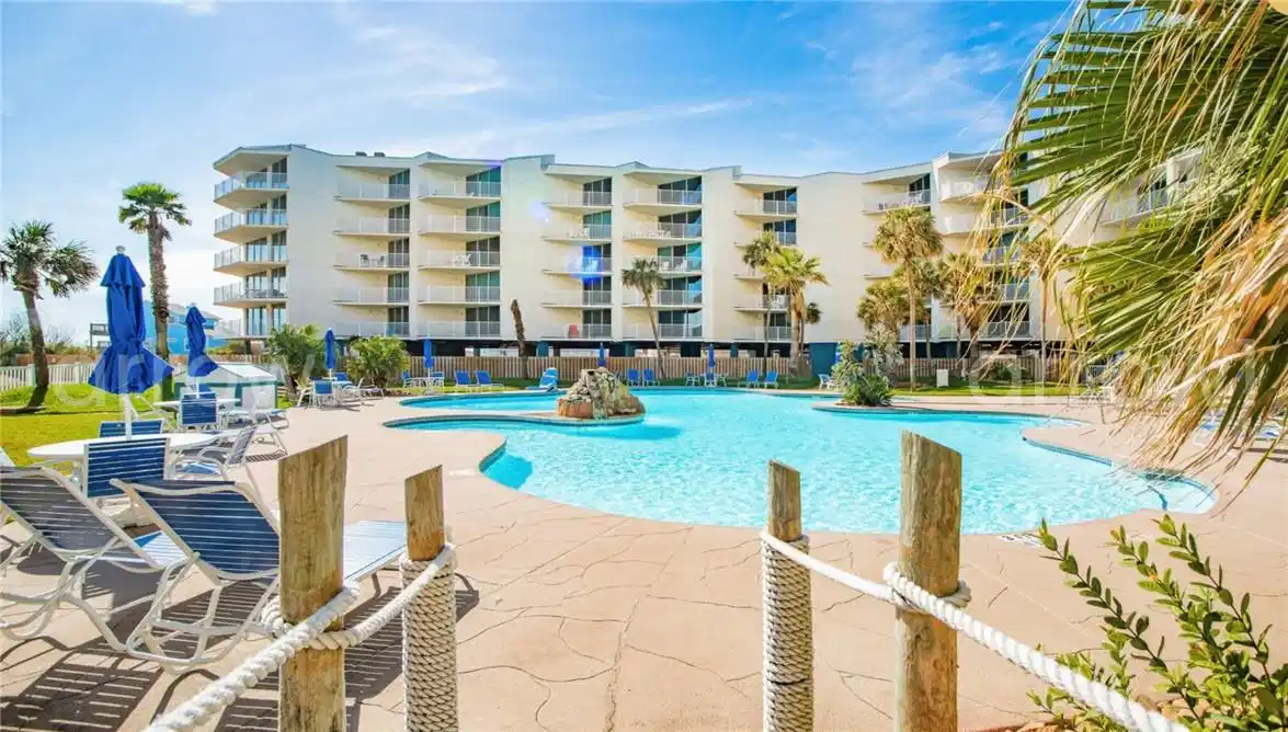 Image 1: Resort quality