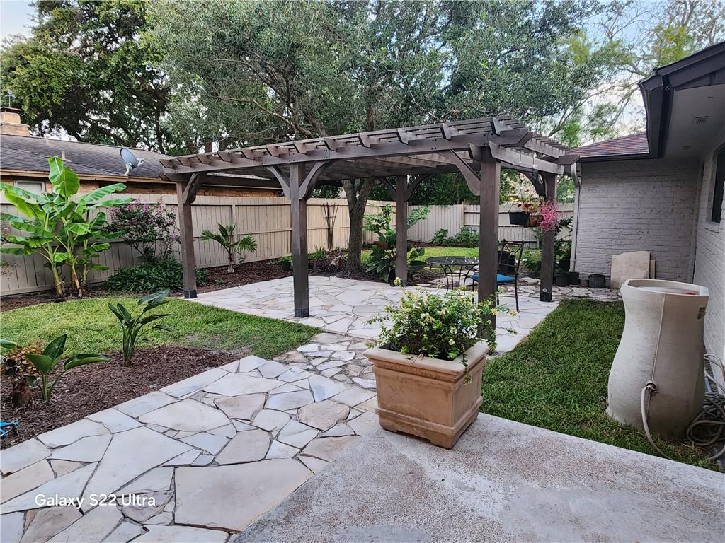 Image 3: 12' x 20' pergola with flagstone