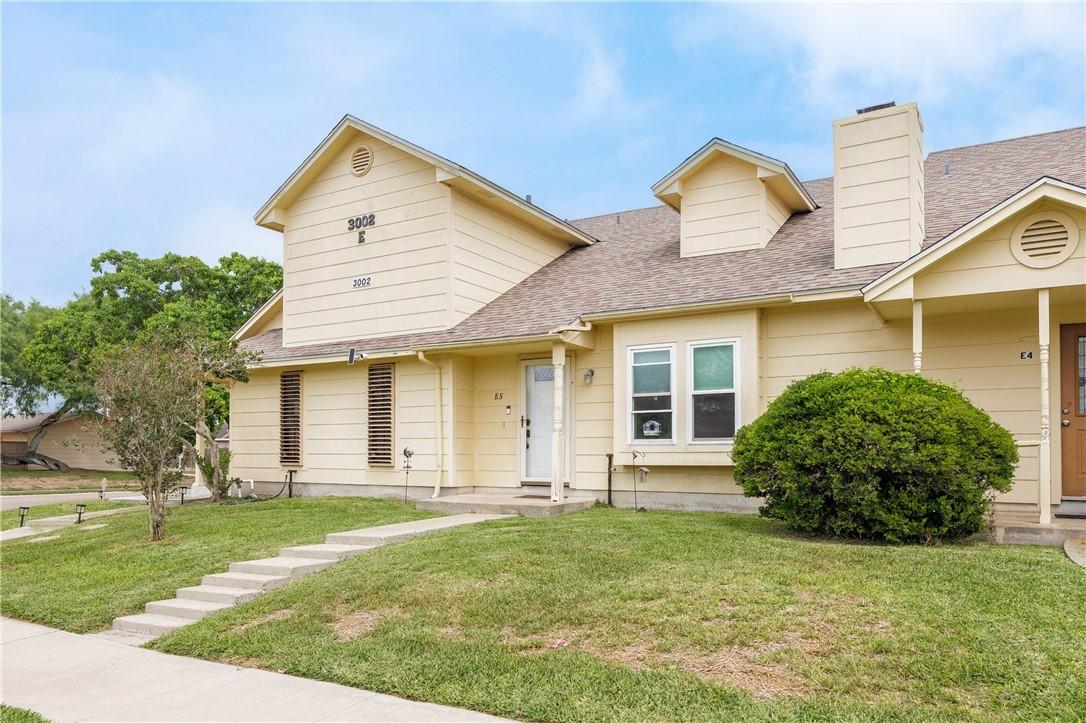 Image 2: Plenty of yard space!