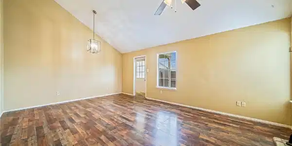 Image 4: Living room