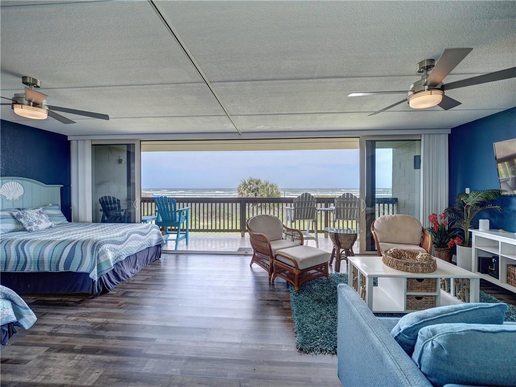 Image 4: Expansive oceanfront windows, Sliding storm glass