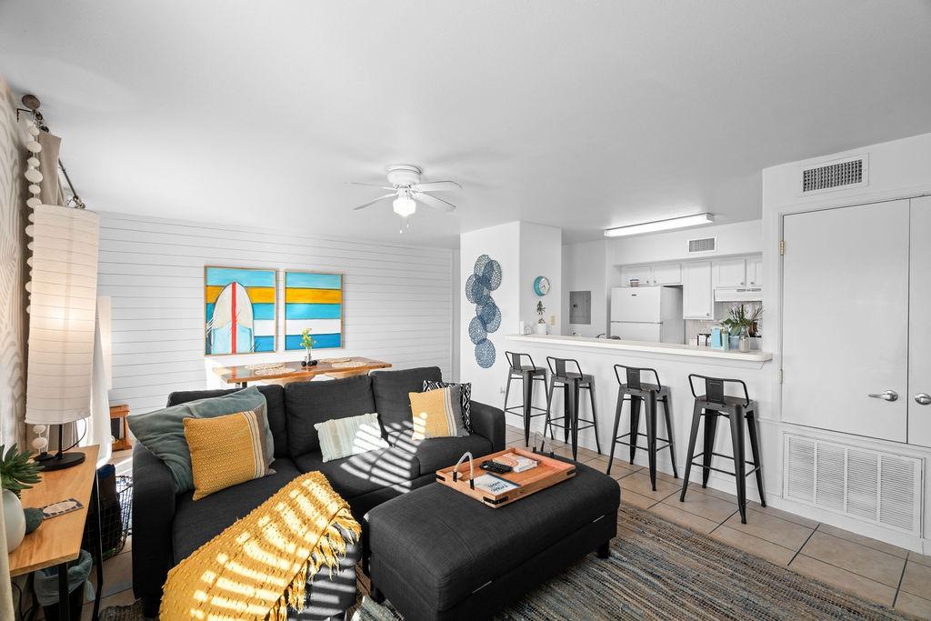Image 4: Living room with couch that makes a bed - breakfas