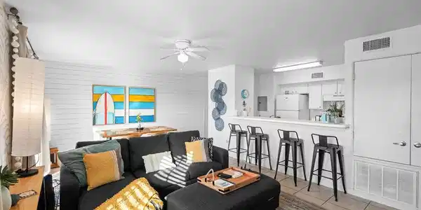 Image 4: Living room with couch that makes a bed - breakfas