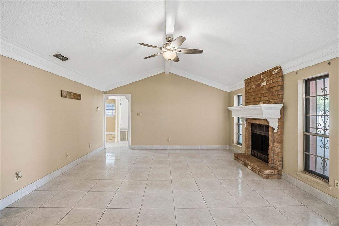 Image 4: Living Room