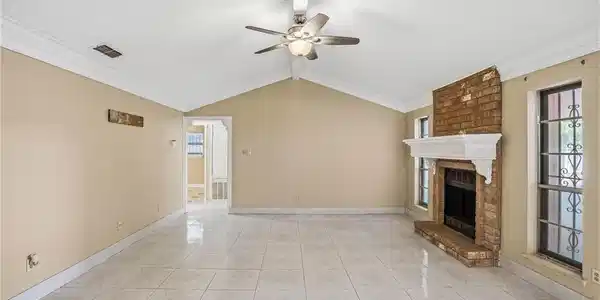 Image 4: Living Room