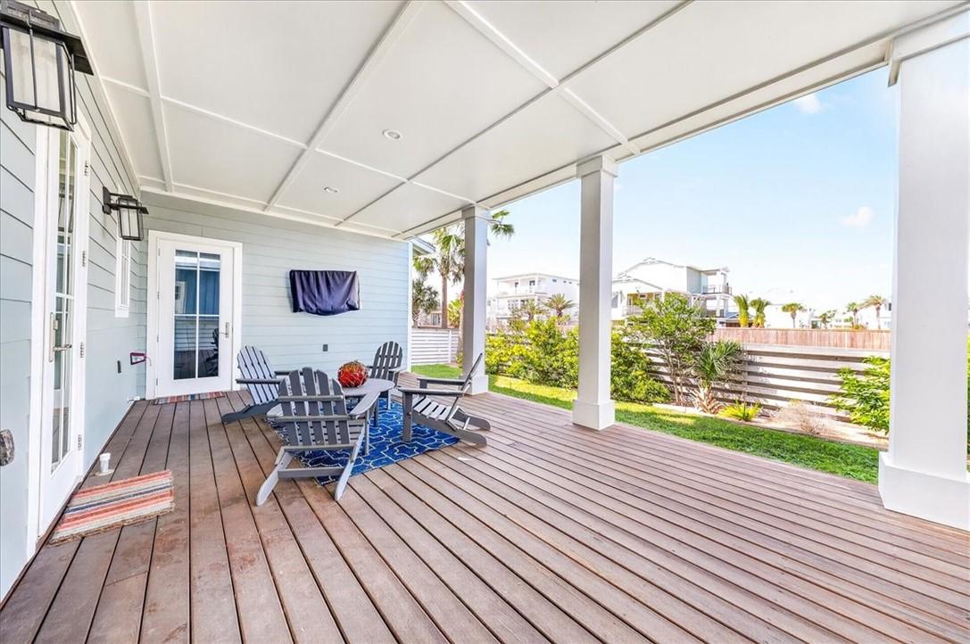 Image 3: Rear porch and backyard