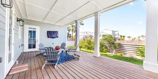 Image 3: Rear porch and backyard