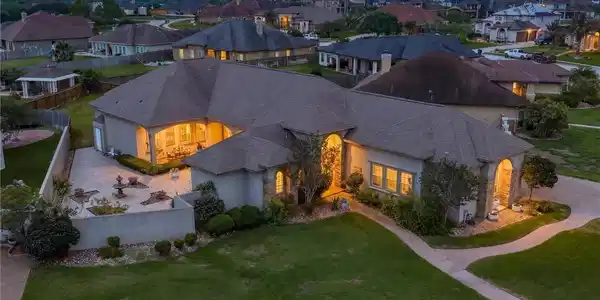 6142 Lago Vista Drive
