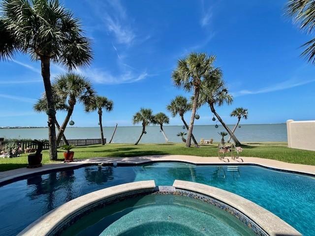 Image 3: Bay View Backyard