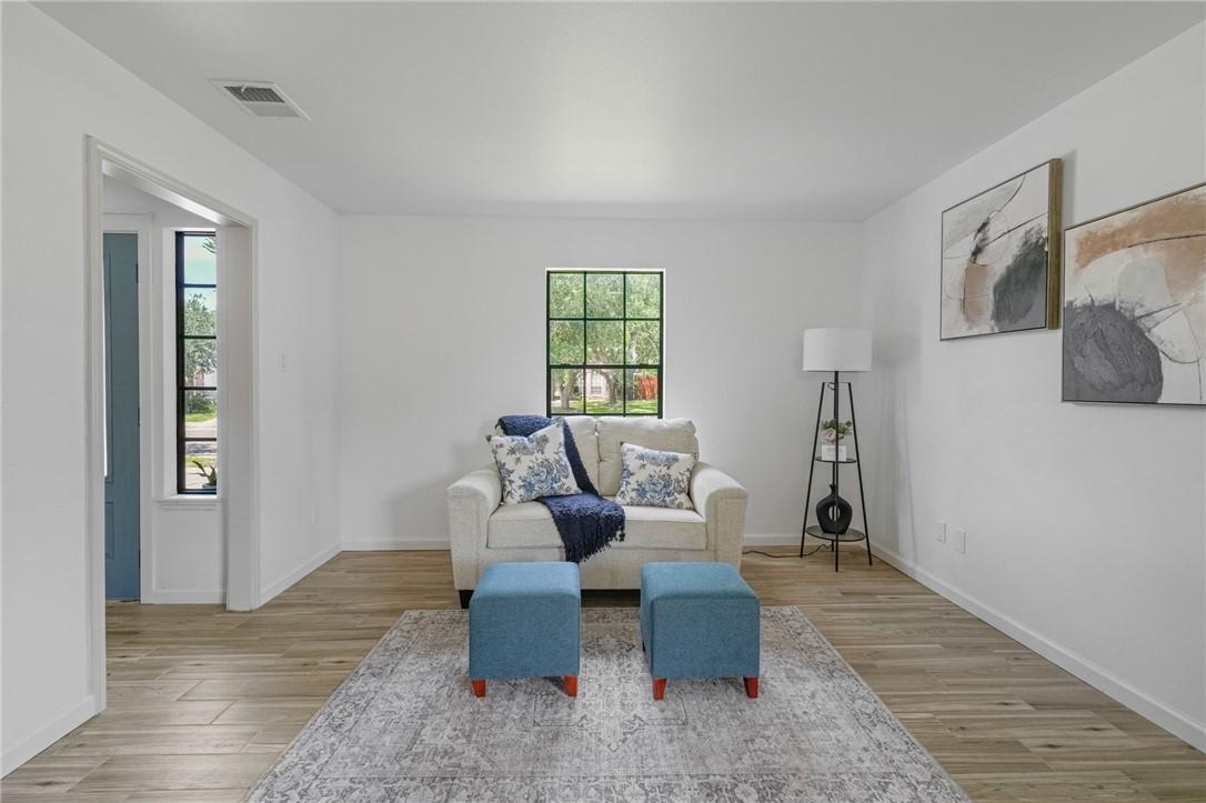 Image 3: Inviting sitting room at entry