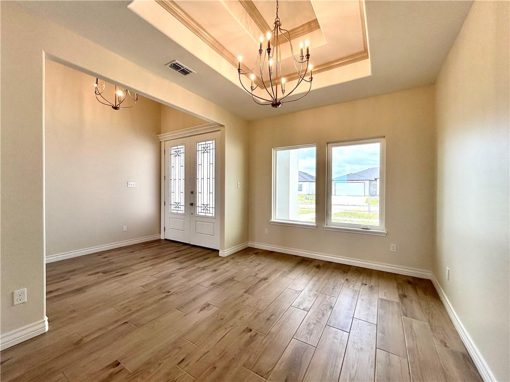 Image 4: Dining room and foyer