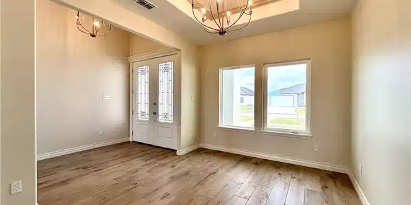 Image 4: Dining room and foyer