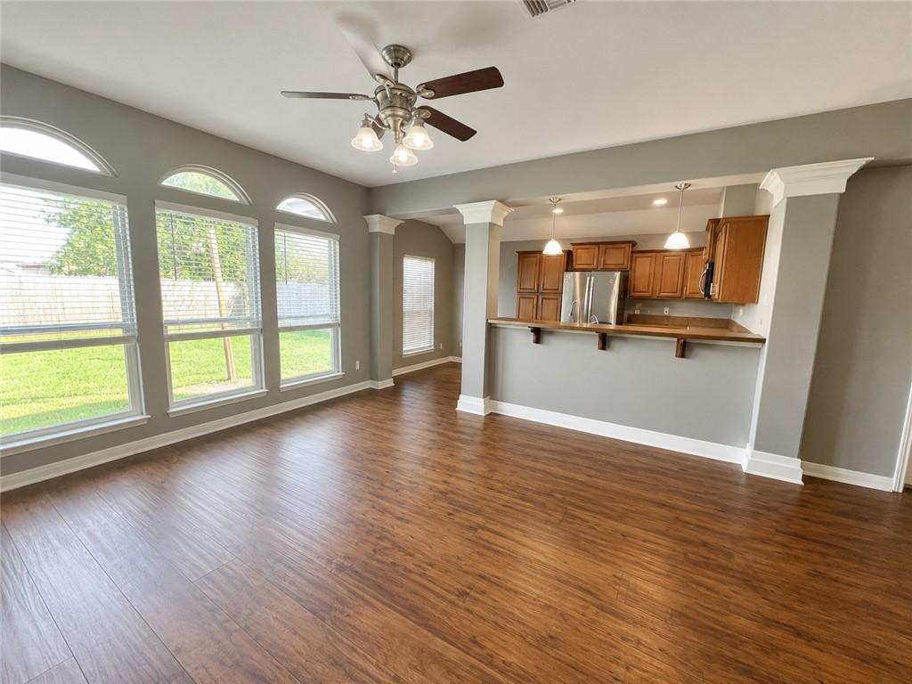 Image 3: virtually empty