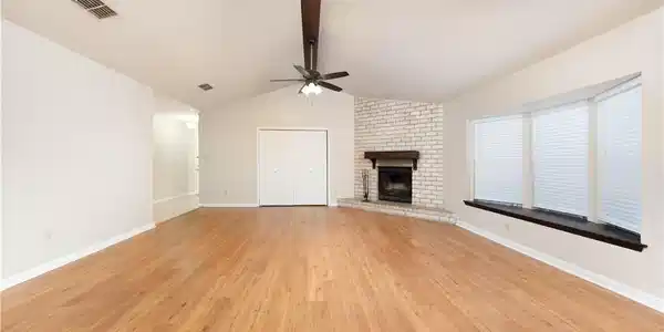 Image 4: Living area