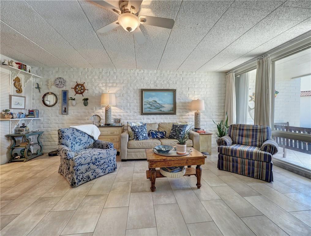 Image 4: Living Room