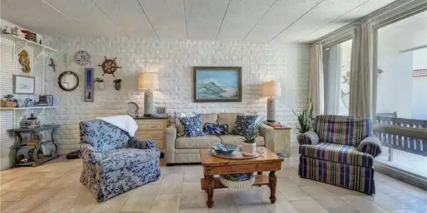 Image 4: Living Room