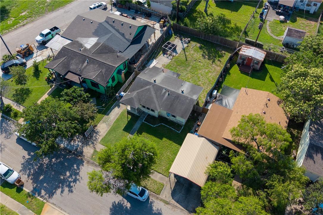 Image 3: aerial view house in the middle