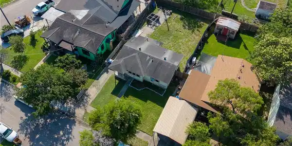 Image 3: aerial view house in the middle
