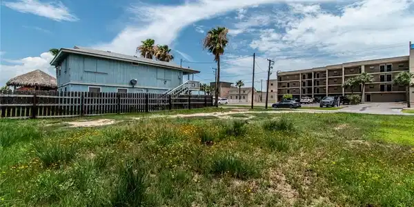 Image 4: Perfect location for your dream home or coastal ge