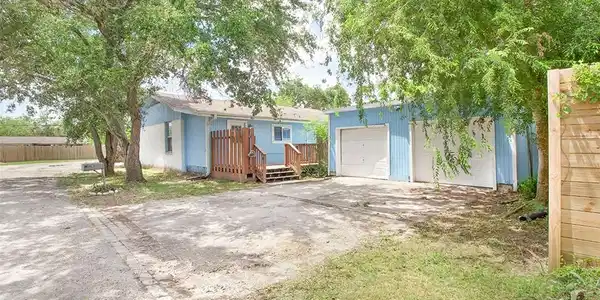 302 Wray Lane