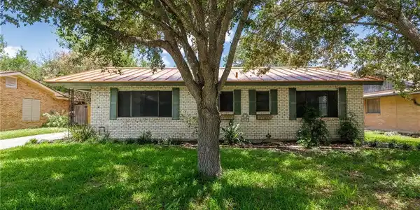 830 Crestview Drive