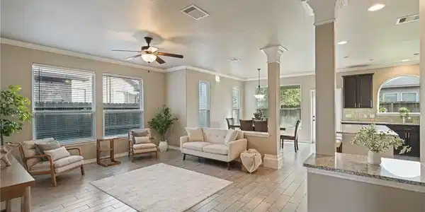 Image 2: Spacious living area
