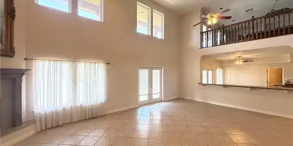 Image 4: 2 story ceilings! What a living room!